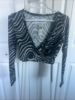 BNWT STUDIO FANTASTIQUE Loretta Black & White Surplice Long-Sleeve Crop Top